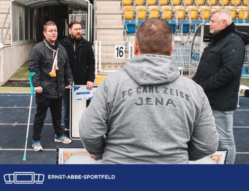 BLOCK F-Schild an erkrankten Fan übergeben