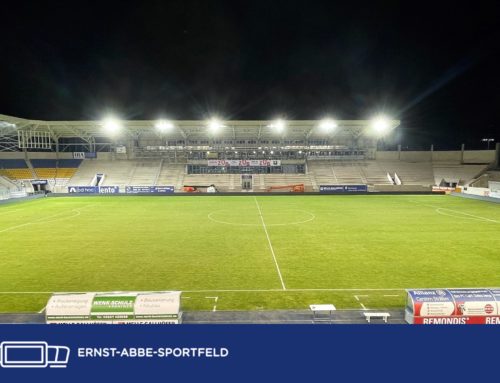 Flutlicht auf Osttribüne montiert